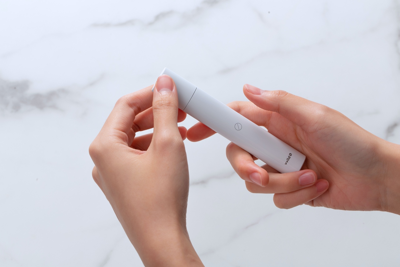 person holding an ecigarette